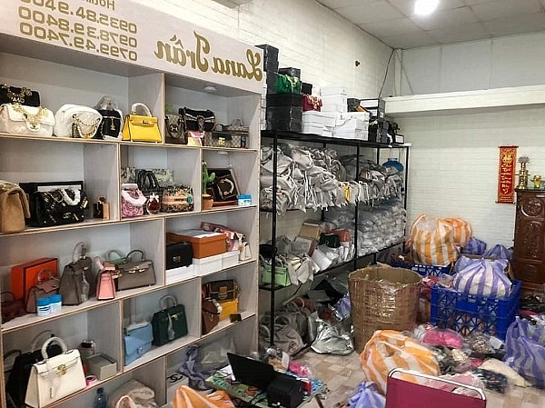 Đà Nẵng: Phát hiện kho hàng túi xách nhập lậu trong khu chung cư