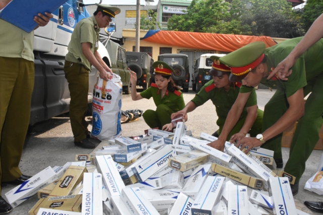 Thanh Hóa: Bắt giữ xe tải vận chuyển 6.710 bao thuốc lá lậu
