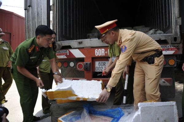 Bắt giữ container chở gần 11 tấn thực phẩm bẩn vào Nam tiêu thụ