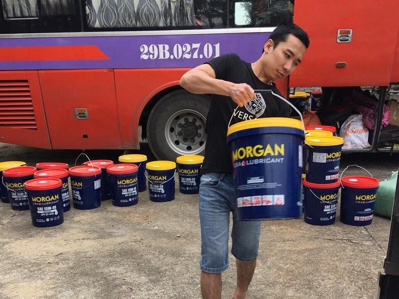 Nghệ An: Hơn 2.000 lít dầu nhớt không rõ nguồn gốc trên xe khách