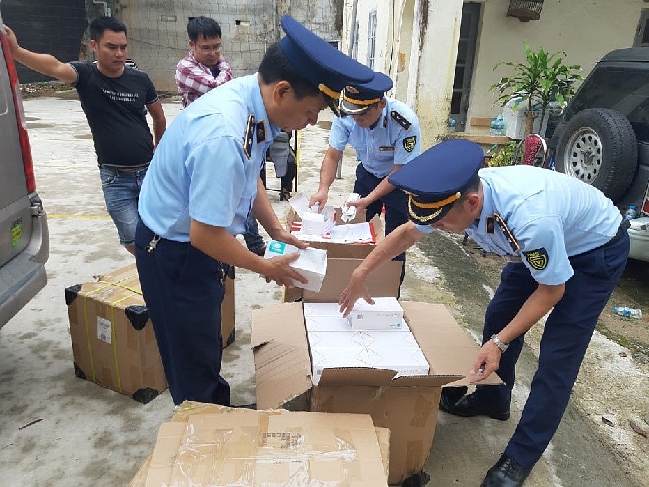 Lạng Sơn: Phát hiện xe ô tô vận chuyển 4.000 bộ kit test nhanh Covid-19 nhập lậu