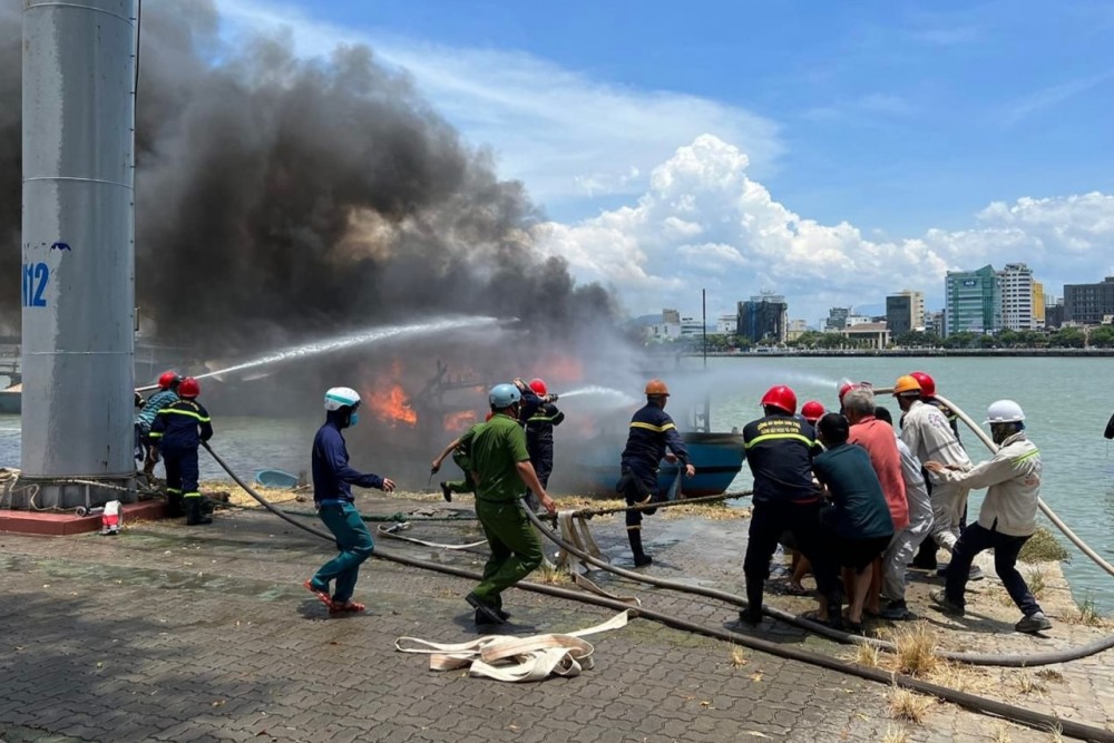 Đà Nẵng: Tàu cá neo đậu tại sông Hàn bốc cháy dữ dội