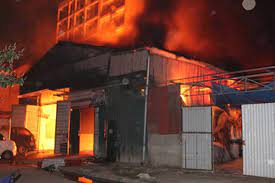 Hà Nội: Nhà xưởng gần cây xăng Đồng Lư bất ngờ cháy trong đêm