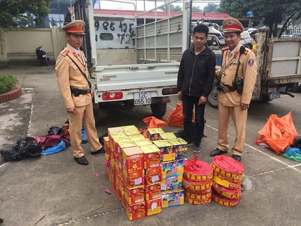 Hà Nội: Phát hiện và thu giữ một xe tải chở lậu gần 100 sản phẩm pháo