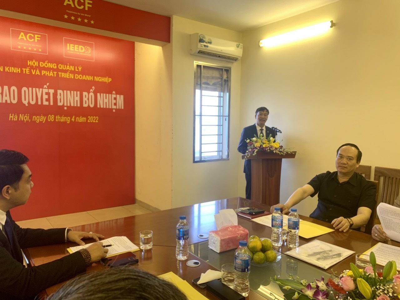 Ông Trần Ngọc Nam - Phó viện trưởng , đại diện 03 đồng chí lên phát biểu nhận nhiệm vụ