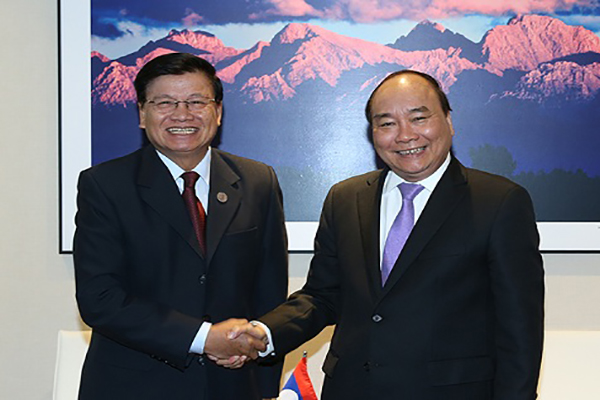 Thủ tướng Nguyễn Xuân Phúc gặp thủ tướng Lào Thongloun Sisoulith