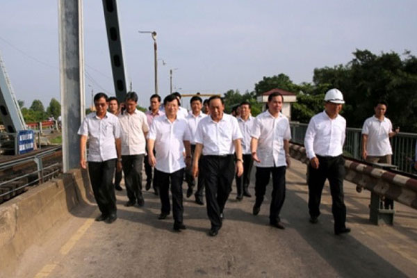Đảm bảo thuận lợi cho người dân lưu thông qua cầu Việt Trì, Hạc Trì