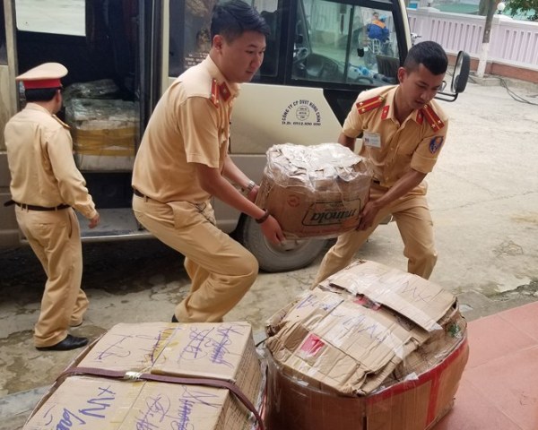 Nghệ An: Bắt giữ 570kg hoa quả không rõ nguồn gốc trên xe khách