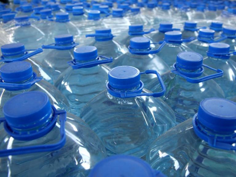 Xử phạt 13 cơ sở sản xuất nước uống đóng chai vi phạm ATTP