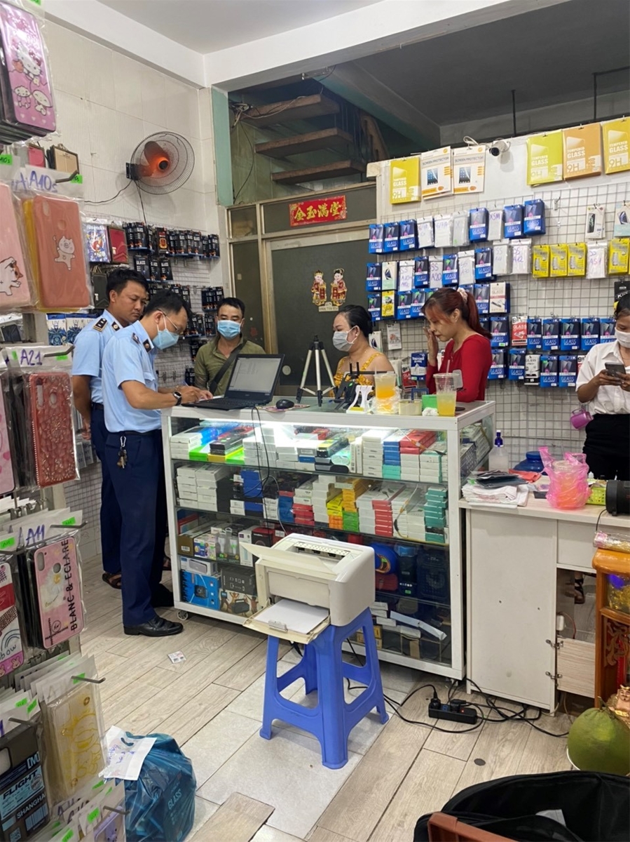 Bình Thuận: Phát hiện gần 1.500 phụ kiện điện thoại di động nhập lậu