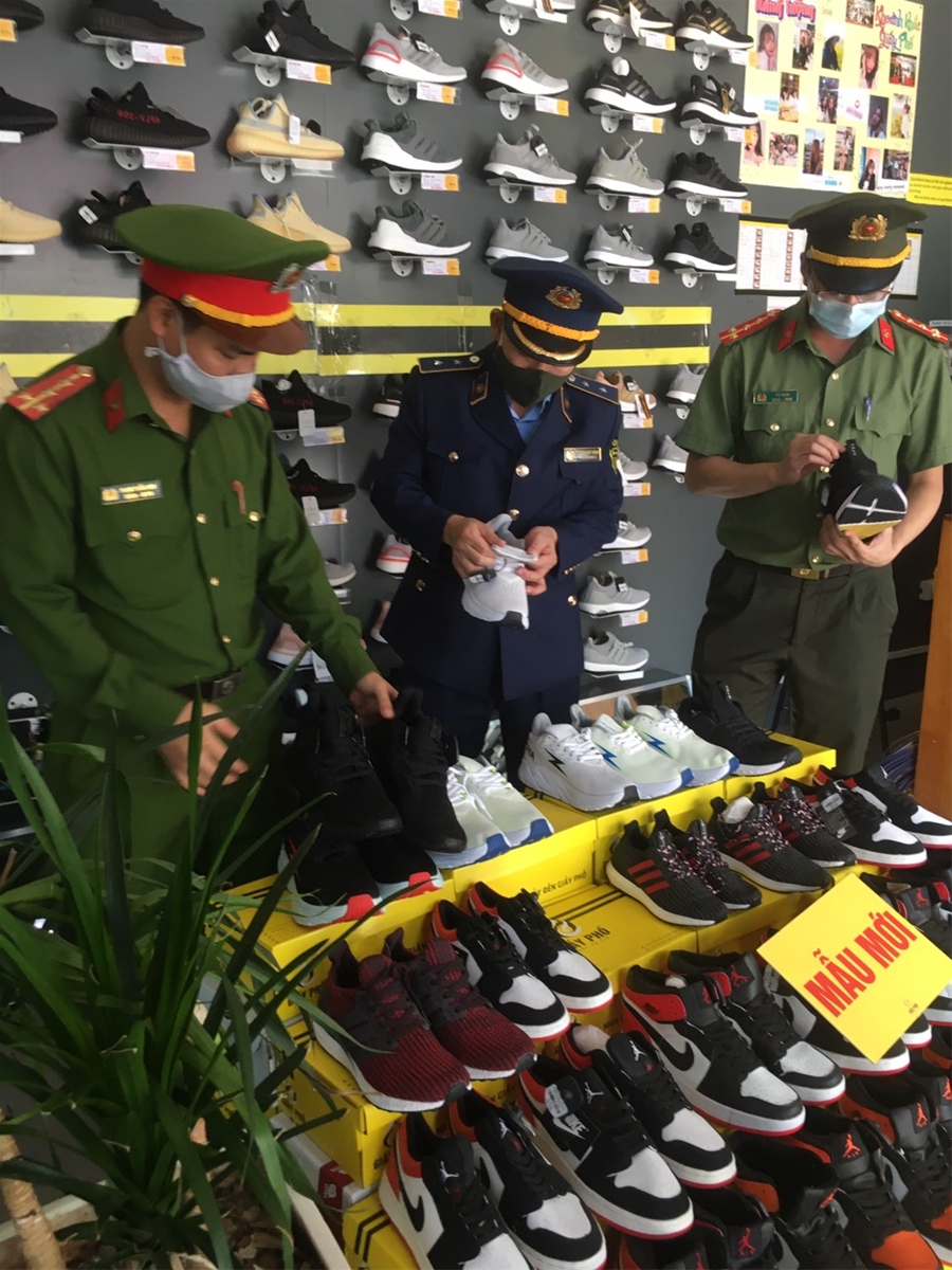 Bắc Ninh: Tịch thu gần 5.000 đôi giày tại 4 cửa hàng Giầy Phố