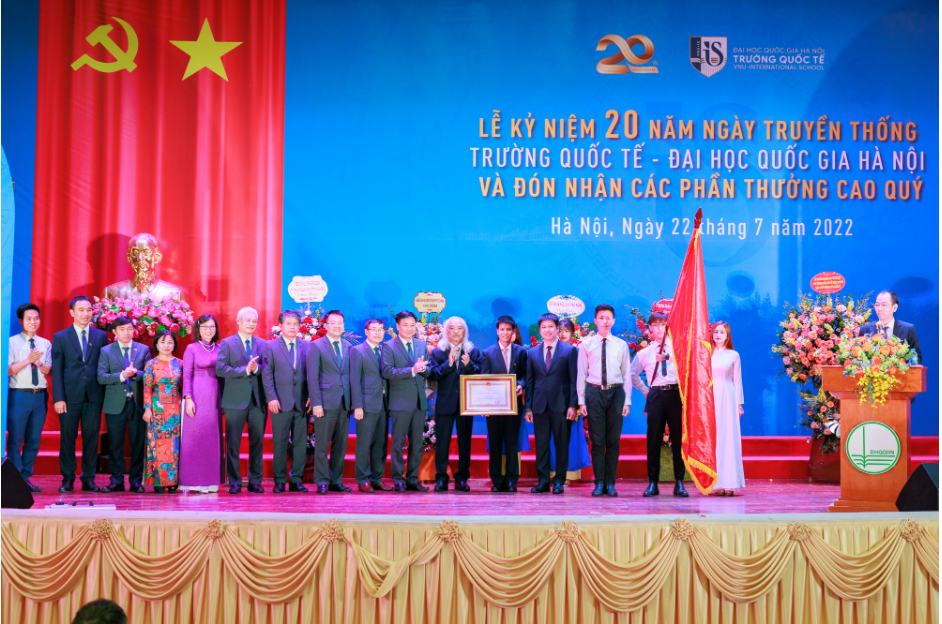 Trường Quốc tế - Đại học Quốc gia Hà Nội nhận Huân chương Lao động hạng Ba và Cờ thi đua
