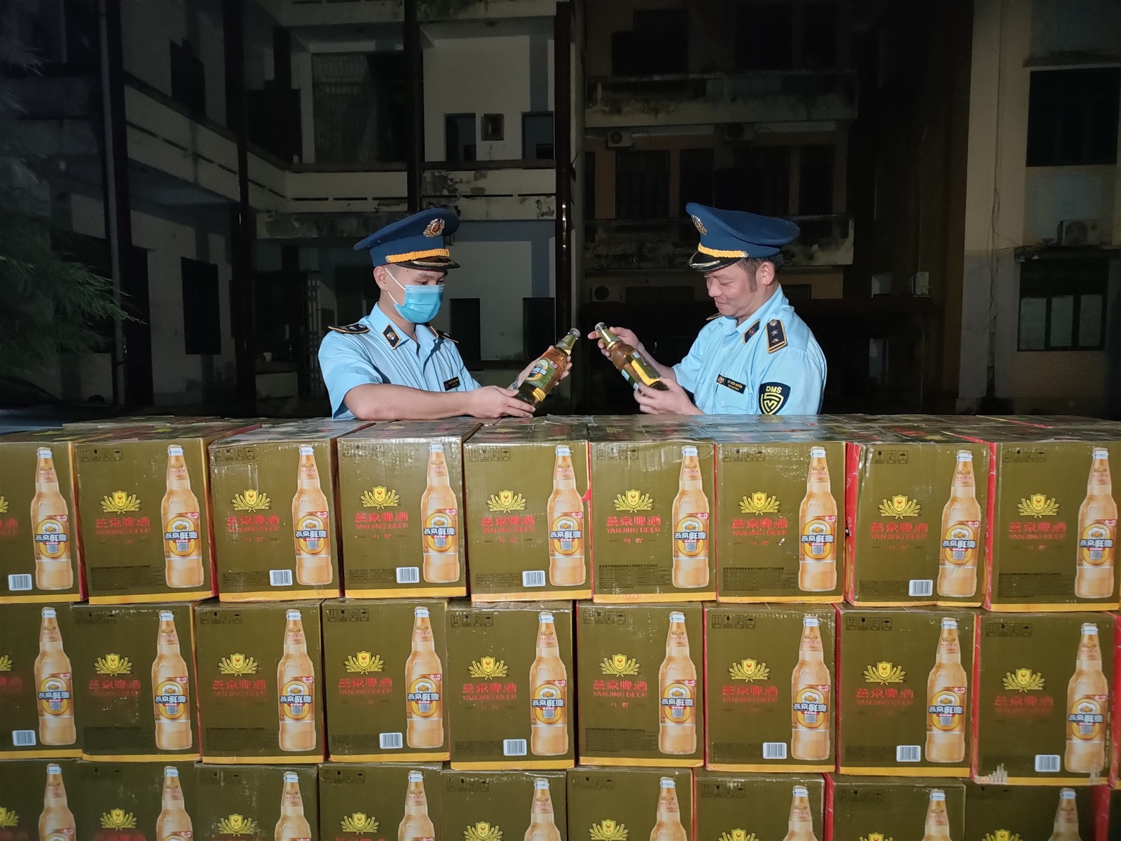 Hà Giang: Quản lý thị trường phát hiện gần 1.000 chai bia lậu