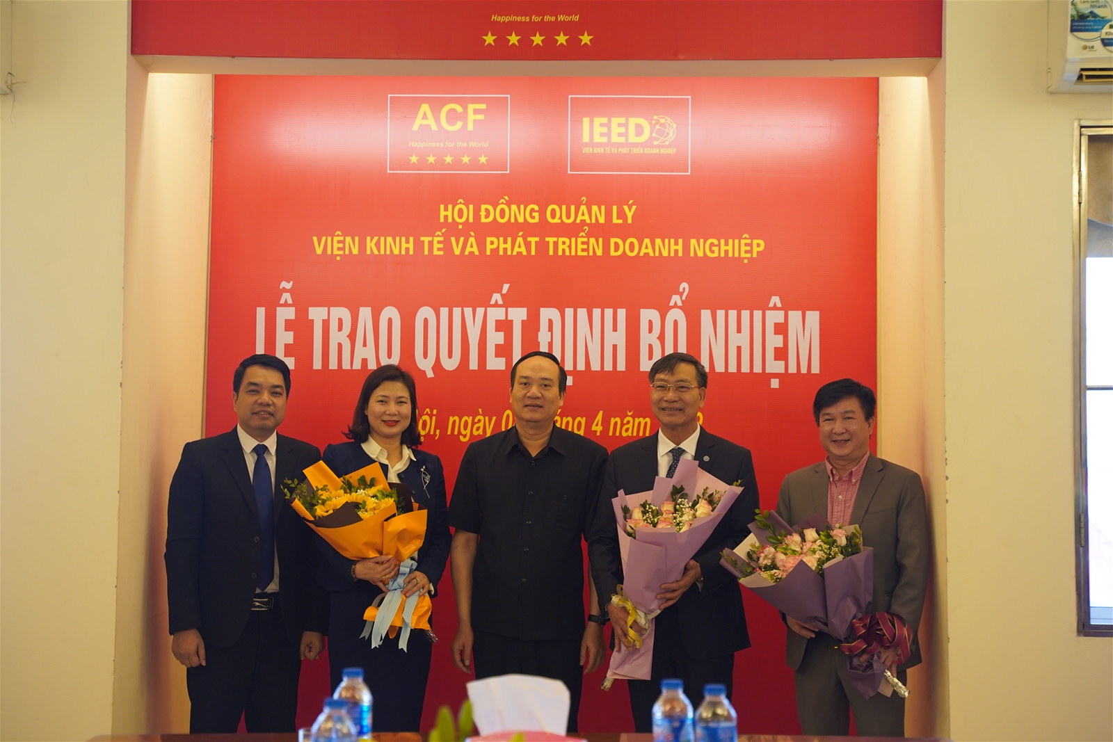 Ông Nguyễn Đức Lợi – Chủ tịch Hội đồng quản lý Quỹ lên tặng hoa chúc mừng 03 đồng chí Phó Viện trưởng