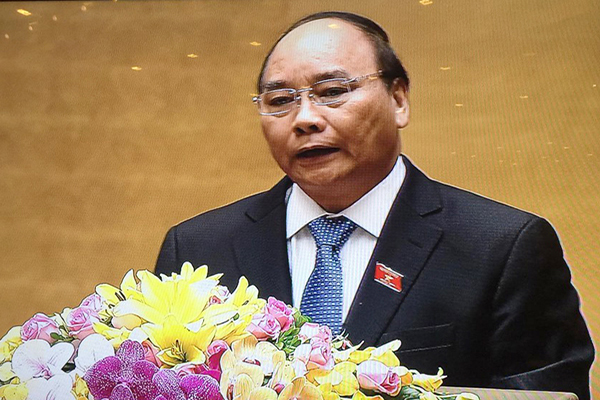Thủ tướng Nguyễn Xuân Phúc trình bày Báo cáo tình hình kinh tế - xã hội năm 2016 và nhiệm vụ 2017 Thủ tướng Nguyễn Xuân Phúc trình bày Báo cáo tình hình kinh tế - xã hội năm 2016 và nhiệm vụ 2017