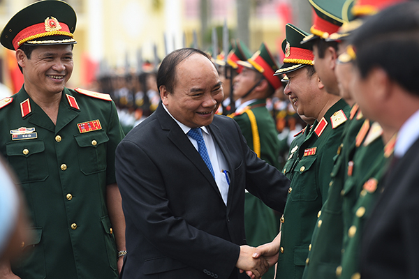 Thủ tướng Nguyễn Xuân Phúc thăm cán bộ, chiến sĩ Quân khu 3