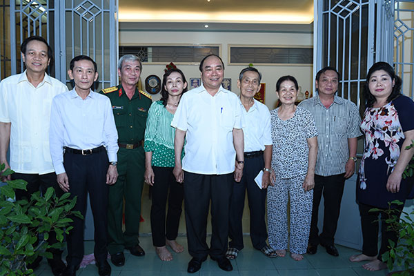 Thủ tướng Nguyễn Xuân Phúc thăm các gia đình có công tại Cần Thơ
